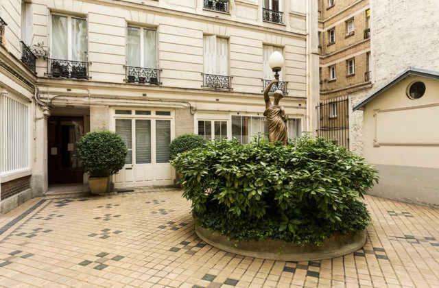 Large & Bright Apartment, Paris, Montmartre-opera, Picturesque Rue Des Martyrs Parijs