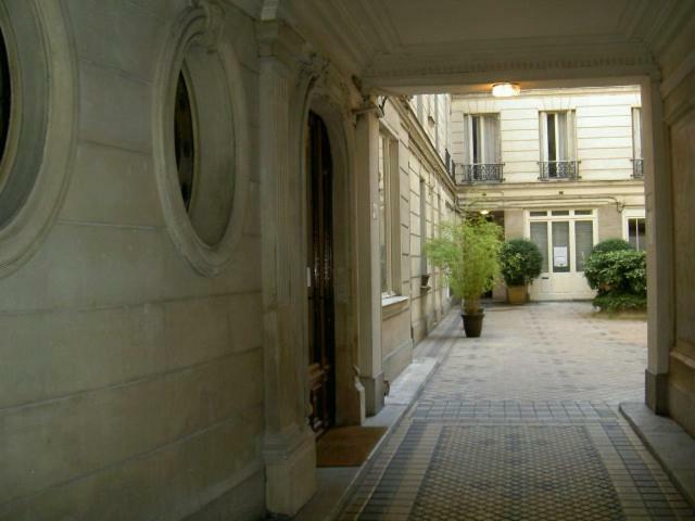 Large & Bright Apartment, Paris, Montmartre-opera, Picturesque Rue Des Martyrs Parijs