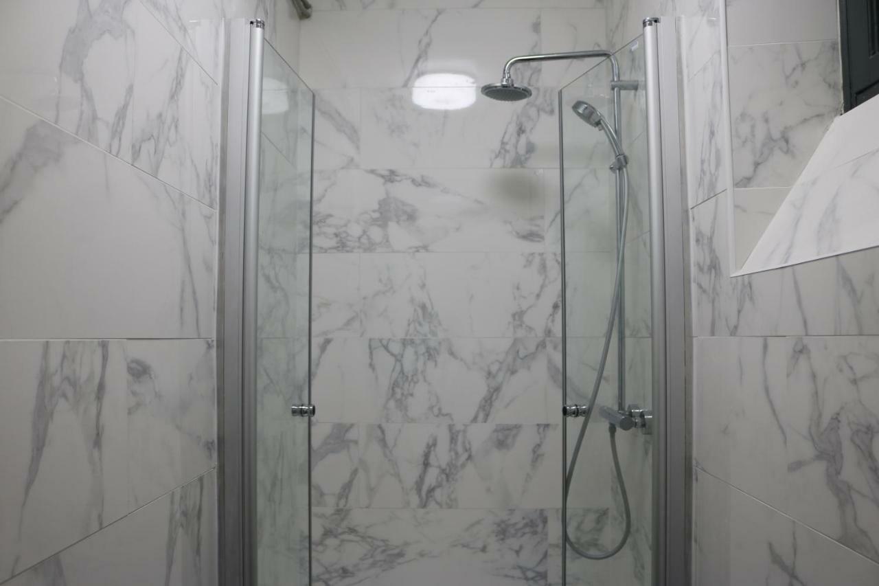 Appartement Large & Bright Apartment, Paris, Montmartre-opera, Picturesque Rue Des Martyrs *